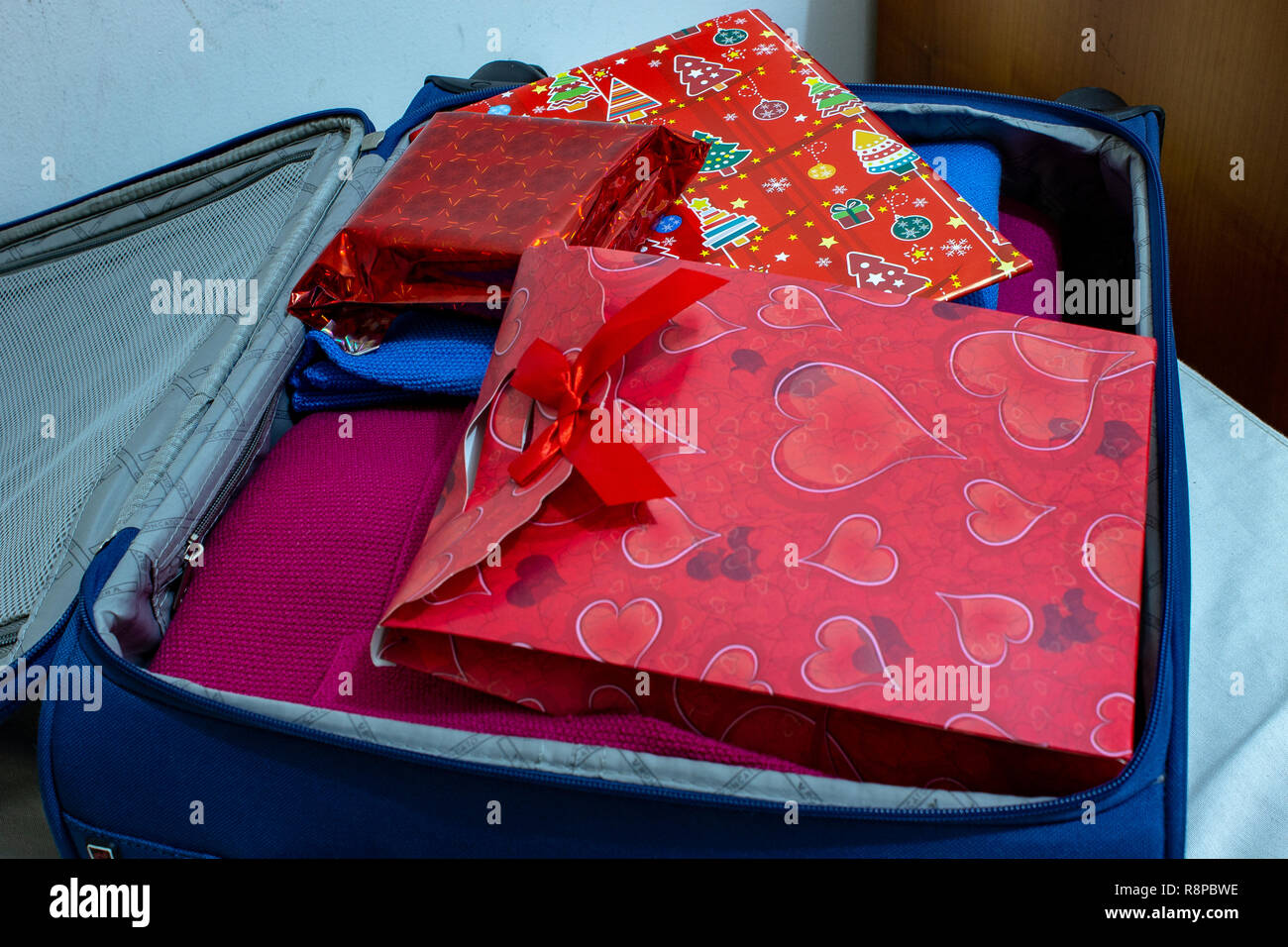 Retour à la maison familiale pour les vacances de Noël, avec une valise  pleine de cadeaux Photo Stock - Alamy