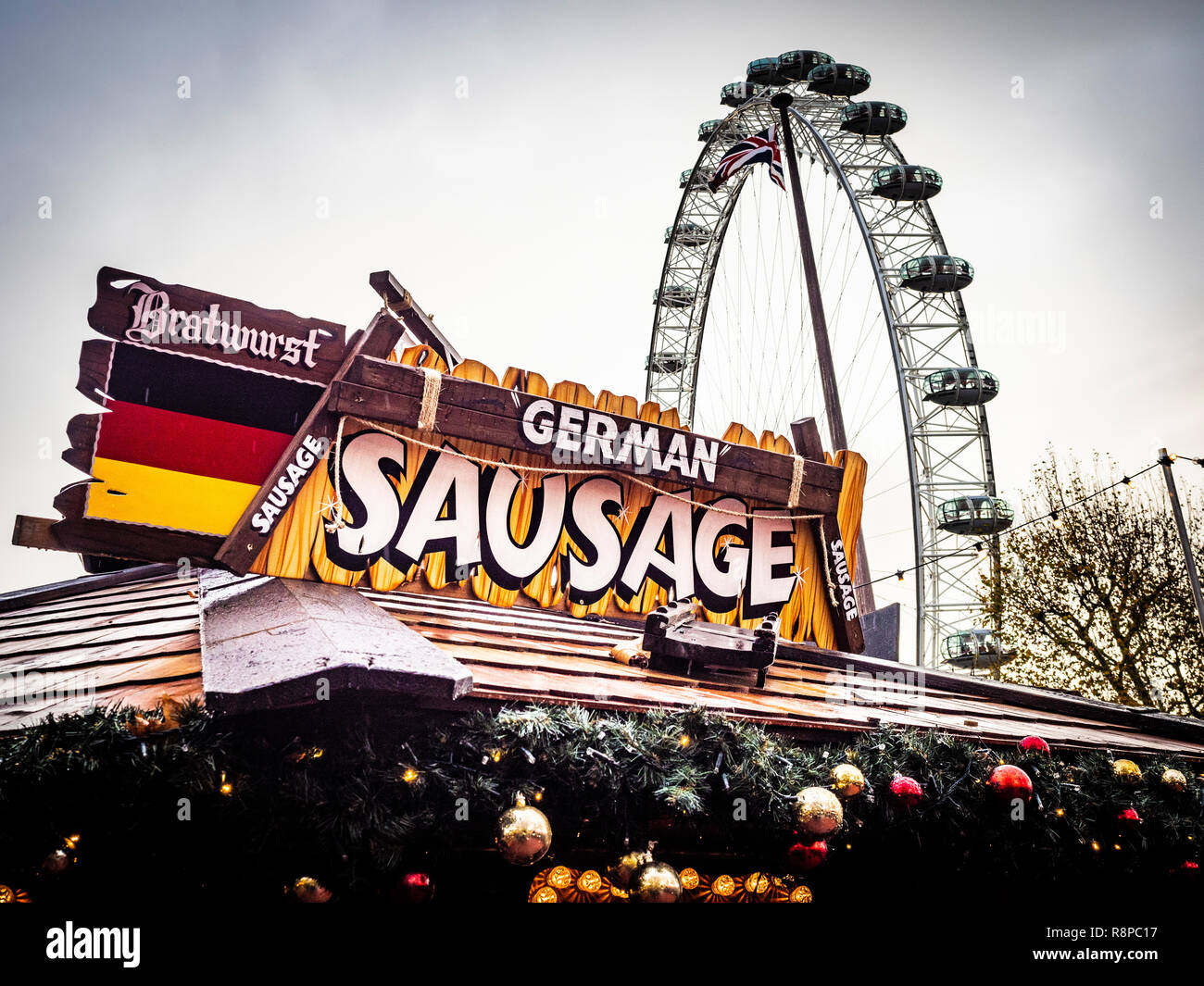 Saucisse allemande food Marché d'hiver à Southbank, Londres, Royaume-Uni. Banque D'Images