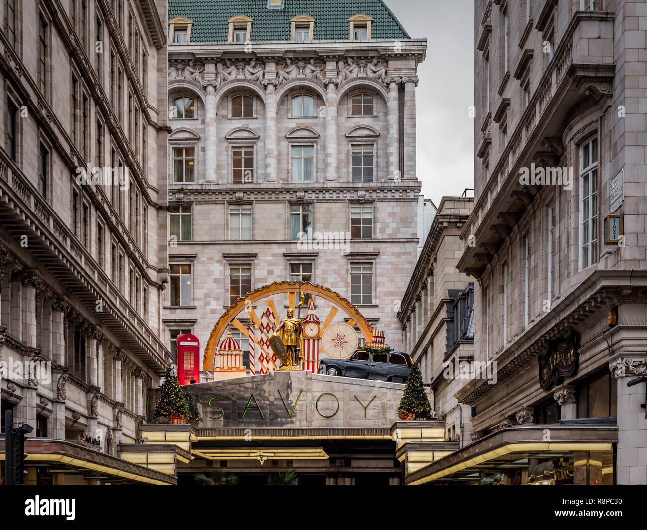 L'extérieur de l'hôtel Savoy, Londres, Royaume-Uni. Banque D'Images