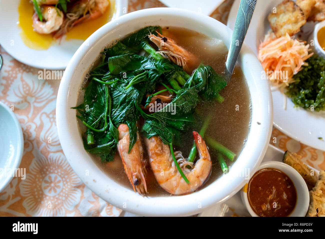 Les aliments traditionnels philippins - Crevettes Sinigang, Philippines Banque D'Images