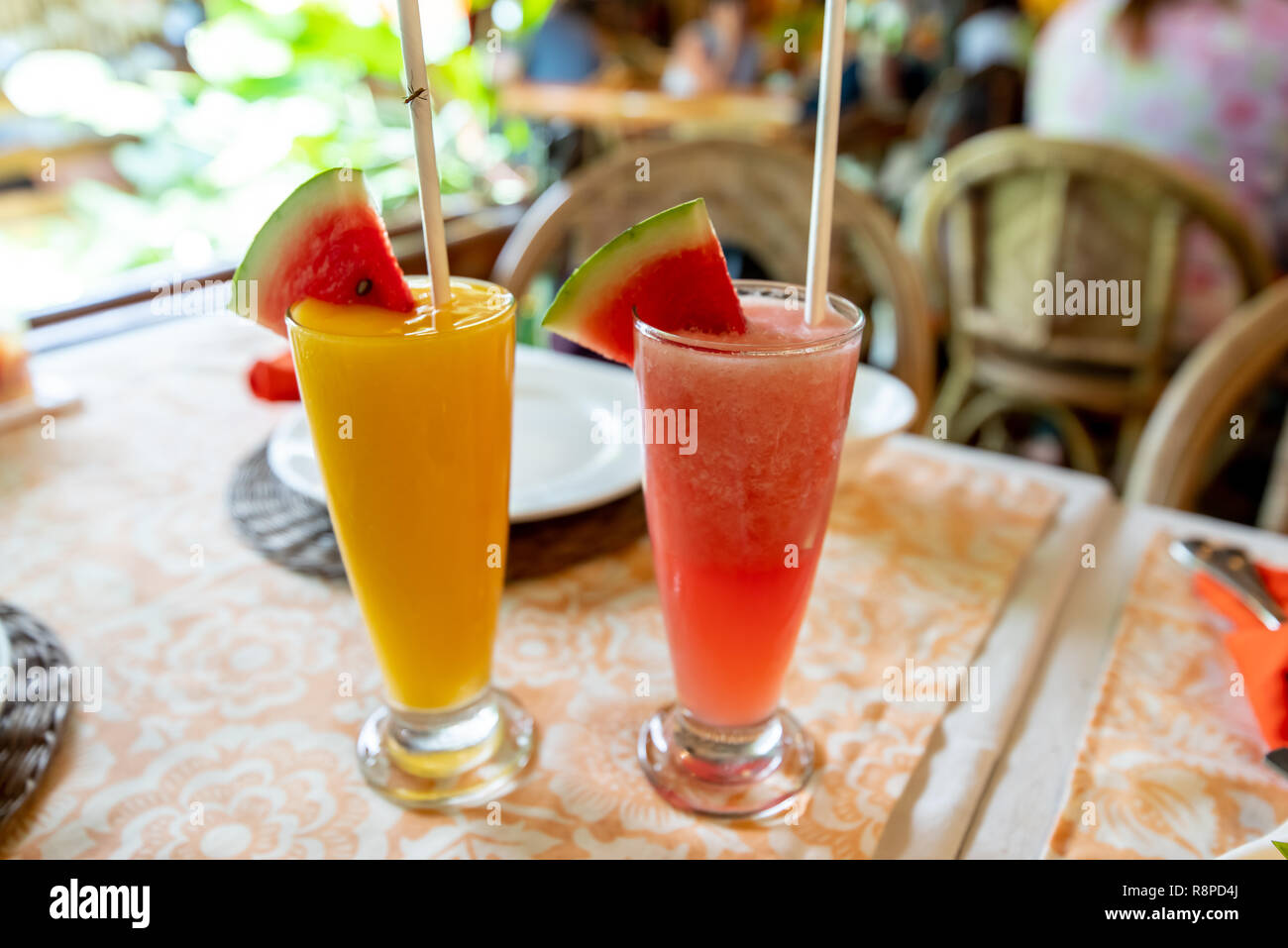 Shake de mangue et melon d'agiter sur la table, Philippines Banque D'Images