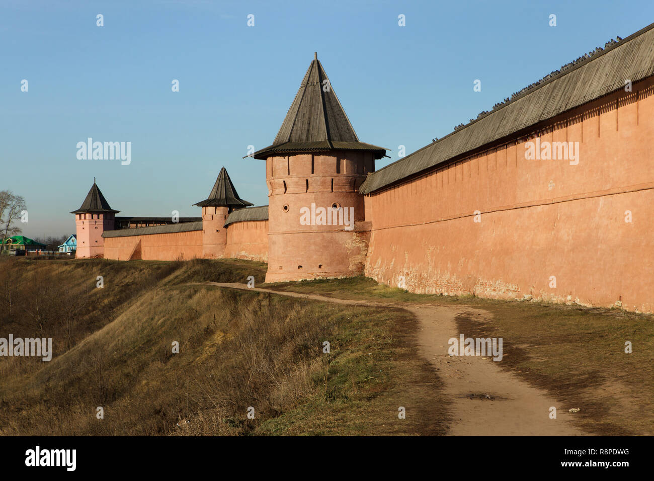Les murs et les tours médiévales fortifiées de Saint Euthymius' monastère à Suzdal, la Russie. Banque D'Images