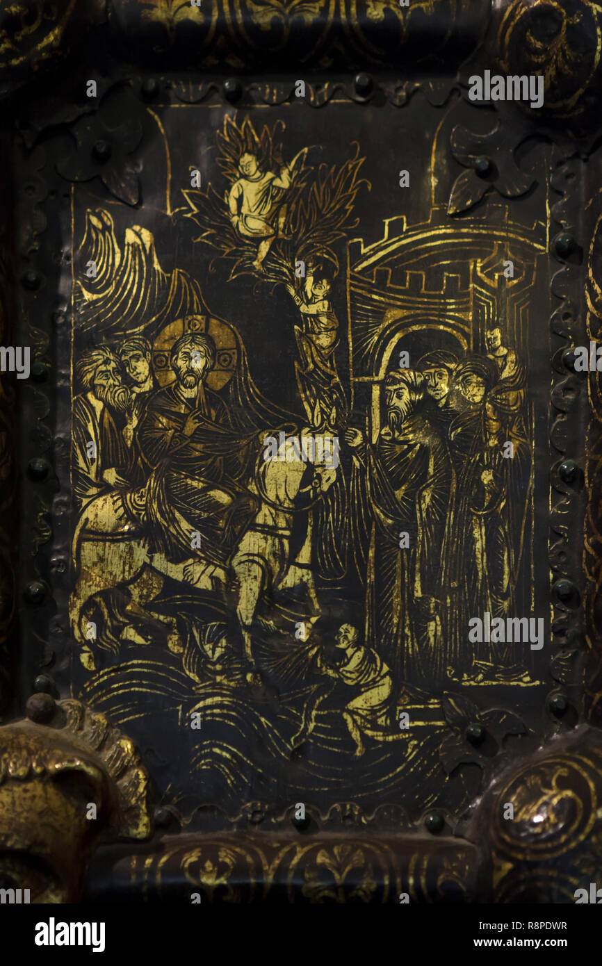 Entrée du Christ à Jérusalem représentés sur les portes d'or de la cathédrale de la Nativité de la Théotokos (cathédrale Rozhdestvensky) à Suzdal, la Russie. Les portes de l'ouest de la cathédrale de Souzdal, datant du 13e siècle sont considérés comme un des chefs-d'œuvre médiévale russe arts appliqués. Banque D'Images