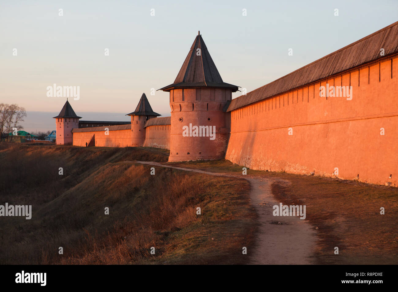 Les murs et les tours médiévales fortifiées de Saint Euthymius' monastère à Suzdal, la Russie. Banque D'Images