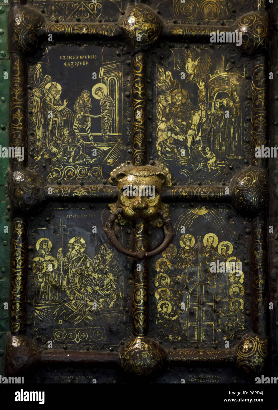 Doorknocker des portes d'or de la cathédrale de la Nativité de la Théotokos (cathédrale Rozhdestvensky) à Suzdal, la Russie. Les portes de l'ouest de la cathédrale de Souzdal, datant du 13e siècle sont considérés comme un des chefs-d'œuvre médiévale russe arts appliqués. Banque D'Images