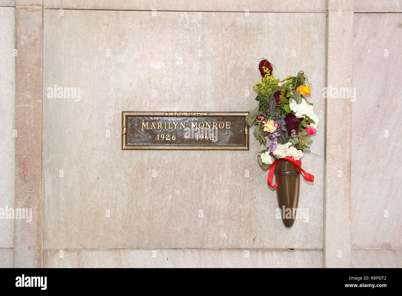 10/28/09 'Marilyn Monroe' Pierre @ West Village Memorial Park, à Los Angeles Photo par Izumi Hasegawa/HNW / PictureLux après la mort d'une overdose dans ce qui était un suicide apparent le 5 août 1962, Marilyn Monroe fut enterré trois jours plus tard à Westwood Village Memorial Cemetery à Los Angeles, CA. Les arrangements funéraires ont été traités par Joe DiMaggio. Marilyn Monroe demeure terrestre sont inhumés dans la crypte numéro 24 dans le couloir des souvenirs, un complexe de cryptes hors-sol sur le côté ouest du cimetière. Référence de fichier #  33636_785HNW Banque D'Images