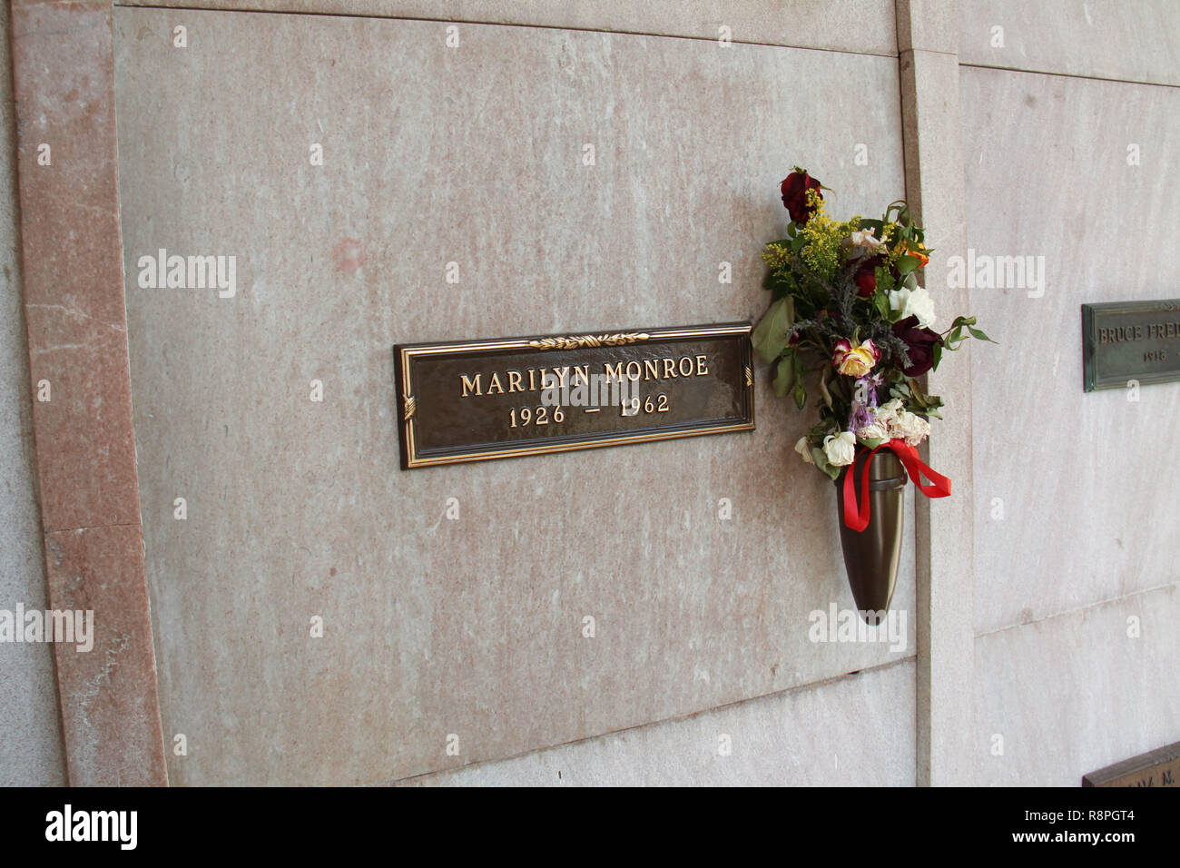 10/28/09 'Marilyn Monroe' Pierre @ West Village Memorial Park, à Los Angeles Photo par Izumi Hasegawa/HNW / PictureLux après la mort d'une overdose dans ce qui était un suicide apparent le 5 août 1962, Marilyn Monroe fut enterré trois jours plus tard à Westwood Village Memorial Cemetery à Los Angeles, CA. Les arrangements funéraires ont été traités par Joe DiMaggio. Marilyn Monroe demeure terrestre sont inhumés dans la crypte numéro 24 dans le couloir des souvenirs, un complexe de cryptes hors-sol sur le côté ouest du cimetière. Référence de fichier #  33636_787 HNW Banque D'Images