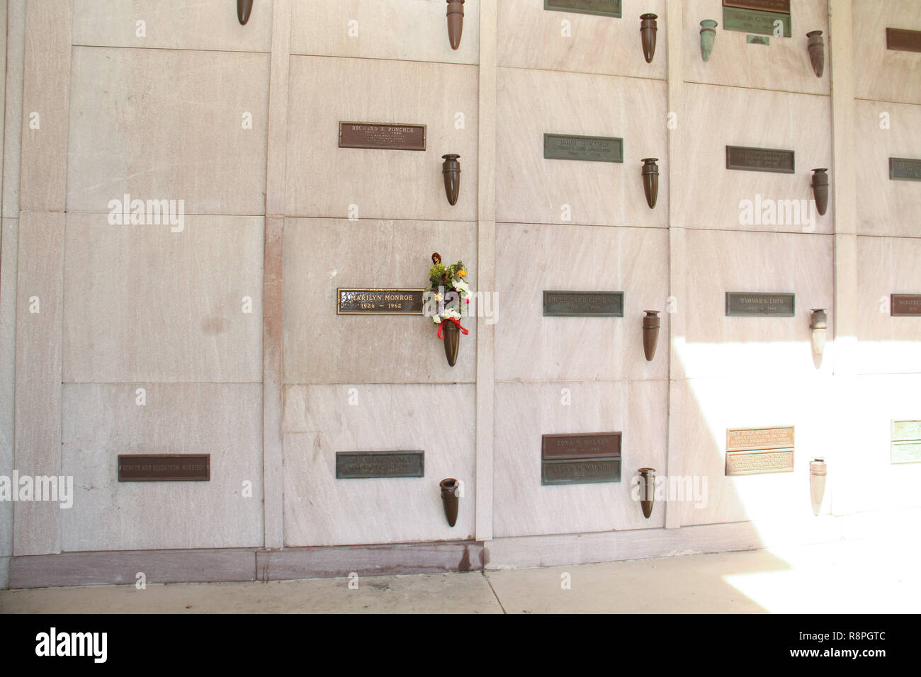 10/28/09 'Marilyn Monroe' Pierre @ West Village Memorial Park, à Los Angeles Photo par Izumi Hasegawa/HNW / PictureLux après la mort d'une overdose dans ce qui était un suicide apparent le 5 août 1962, Marilyn Monroe fut enterré trois jours plus tard à Westwood Village Memorial Cemetery à Los Angeles, CA. Les arrangements funéraires ont été traités par Joe DiMaggio. Marilyn Monroe demeure terrestre sont inhumés dans la crypte numéro 24 dans le couloir des souvenirs, un complexe de cryptes hors-sol sur le côté ouest du cimetière. Référence de fichier # 33636_789HNW Banque D'Images