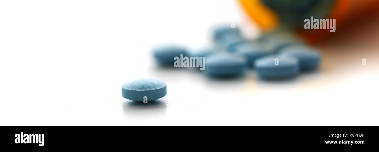 Comprimés éparpillés sur la table de la Banque D'Images