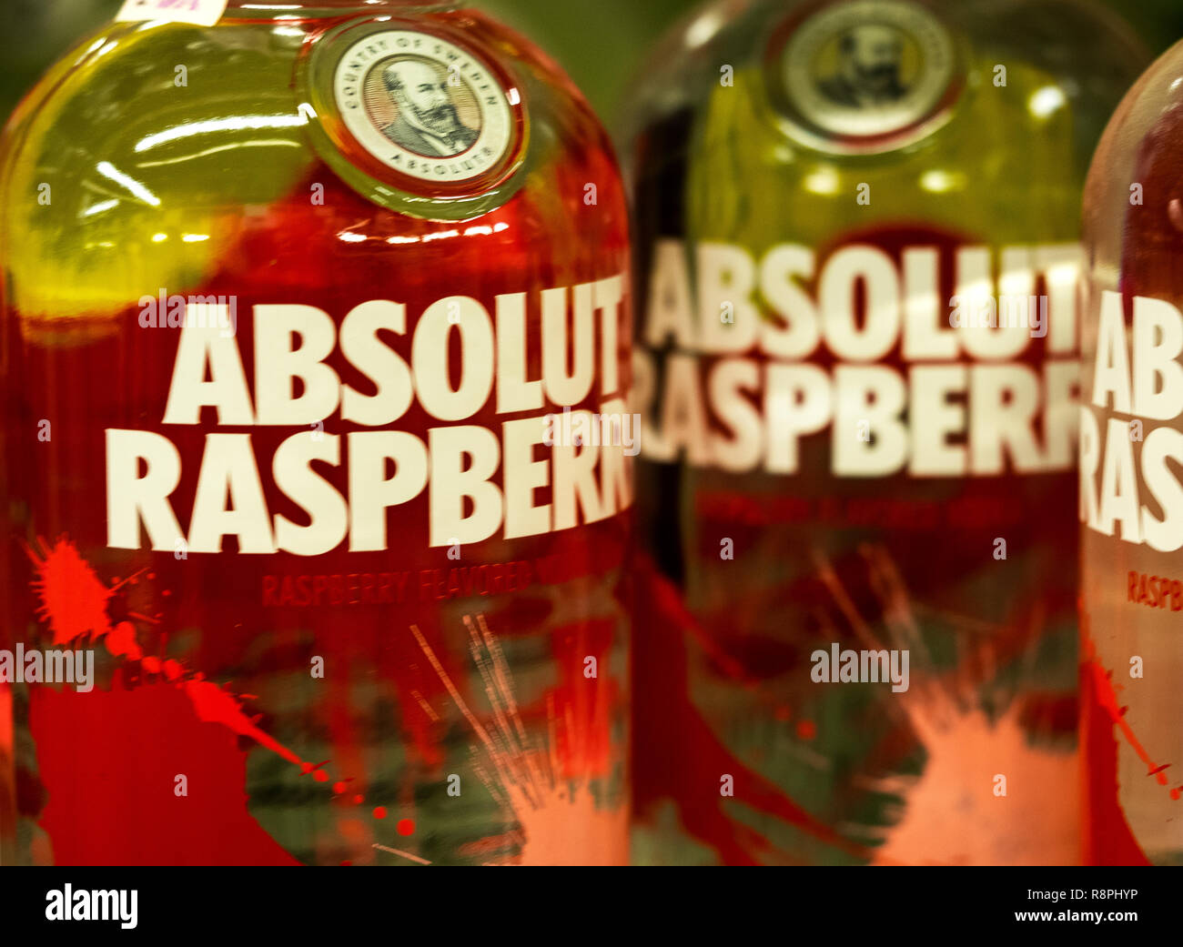 Absolut vodka framboise dans le magasin Photo Stock - Alamy
