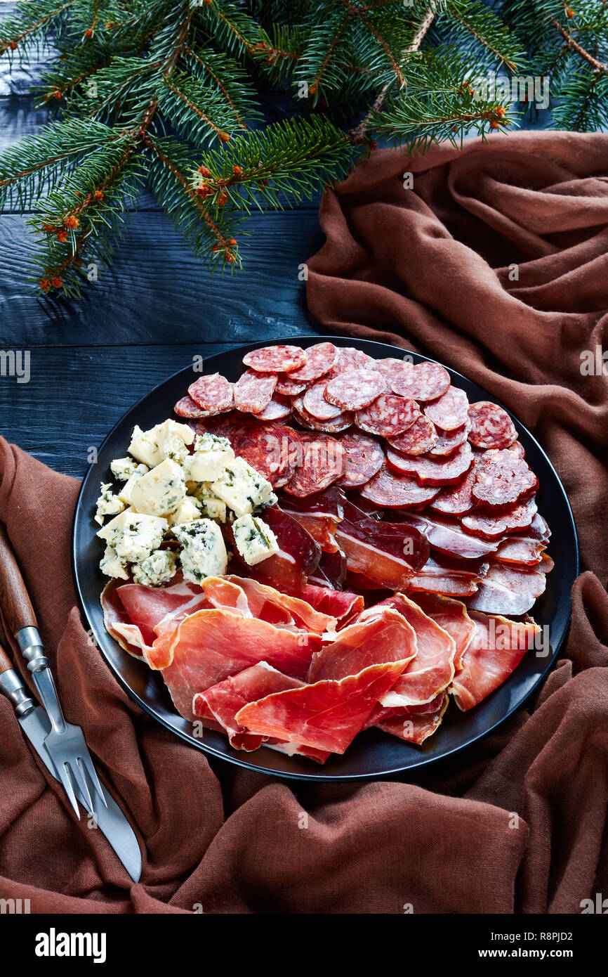 Vue aérienne d'un antipasti de noël - fromage, saucisses et viandes salés à  sec - jambon, chorizo, fromage, la moisissure bleue fuet tranchés saucisses  sur une plaque sur une Photo Stock - Alamy