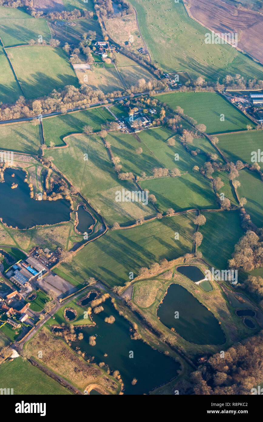 Vue aérienne verticale à travers la campagne du Surrey. Banque D'Images