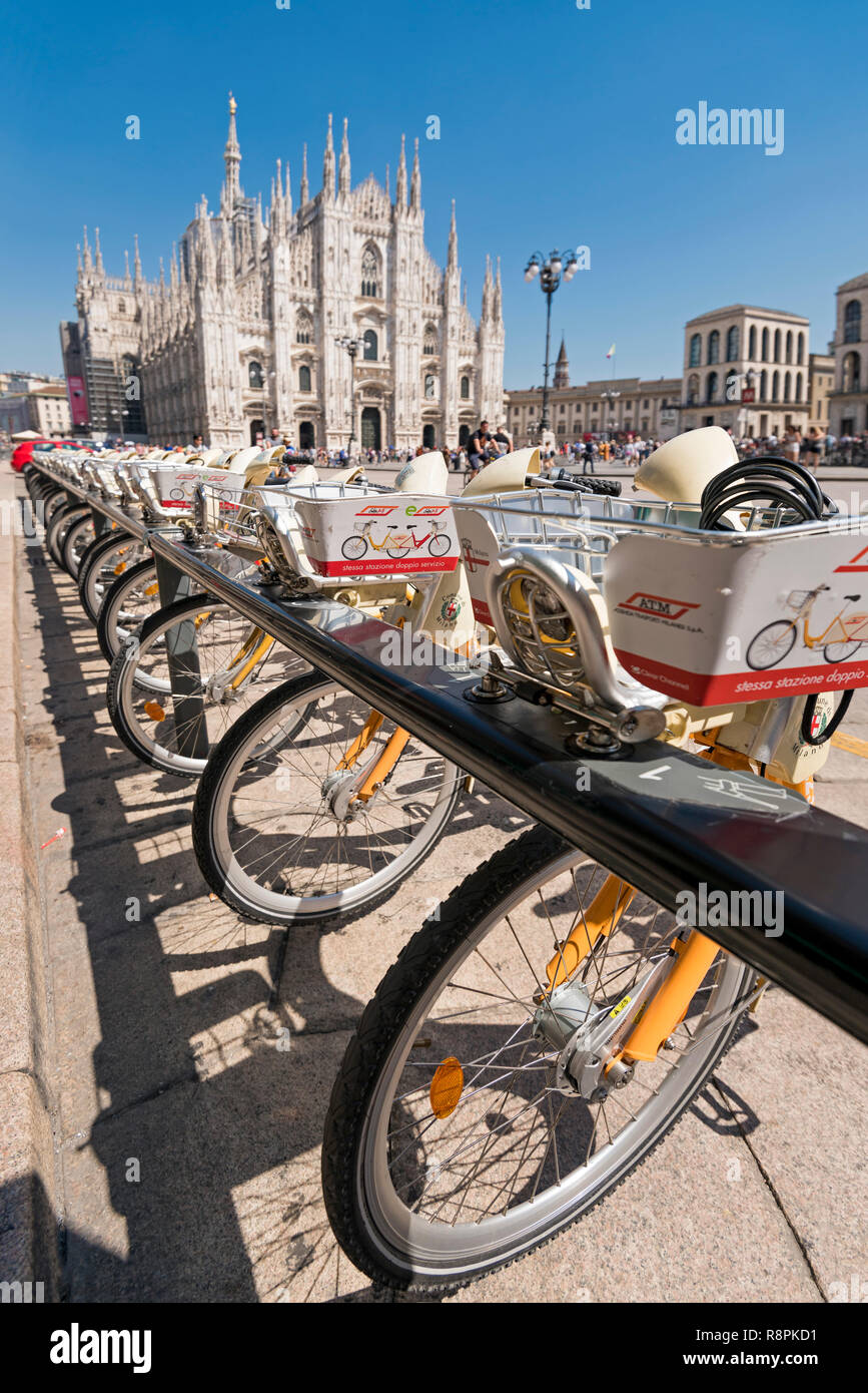 Vue verticale de bicyclettes en location à Milan, Italie. Banque D'Images