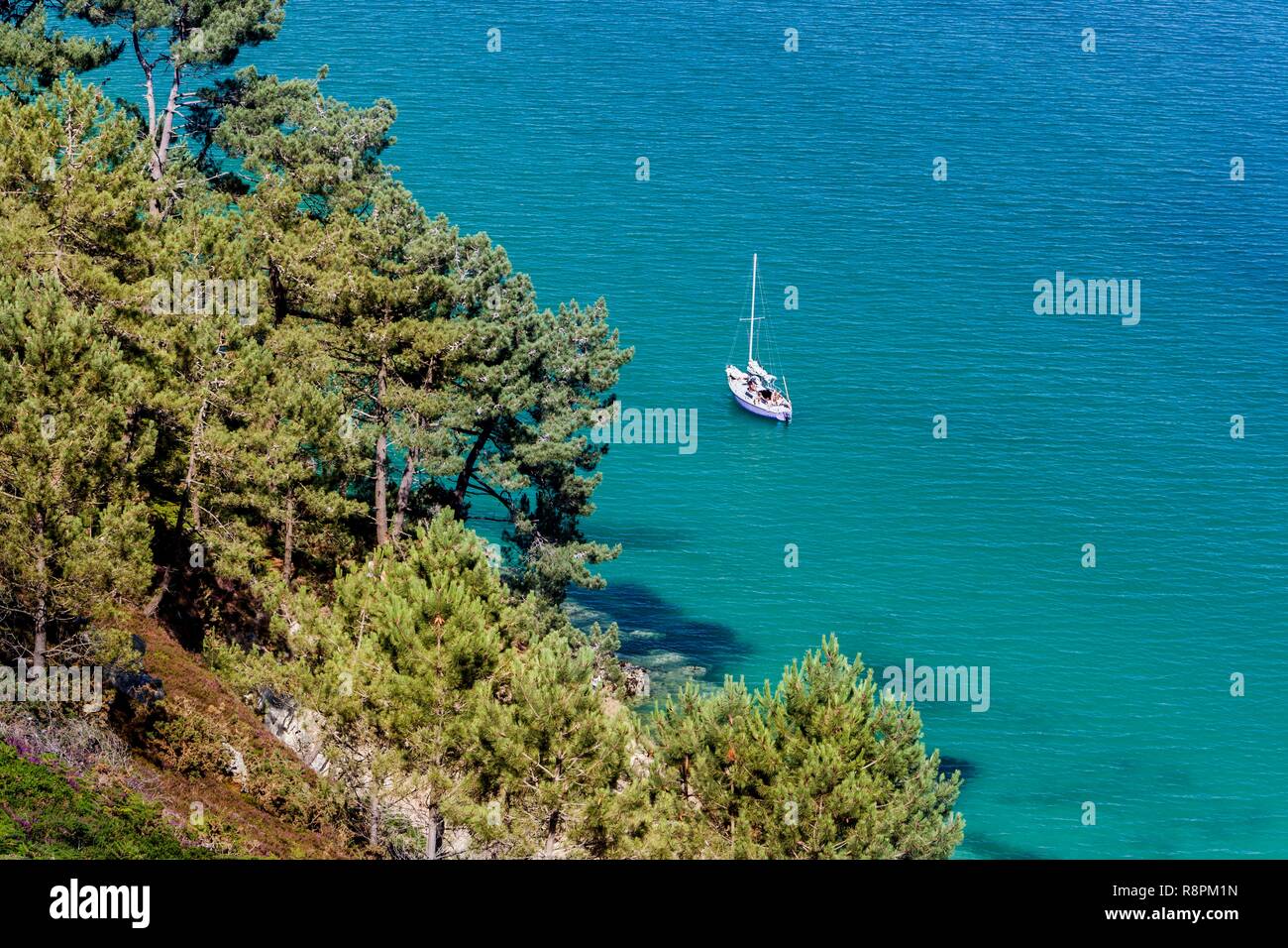 La France, Finistère, Armoric Parc Régional Naturel, Crozon Morgat, Saint Hernot, Virgin Island Point, navigation sur le lagon bleu de l'eau de Crozon Banque D'Images