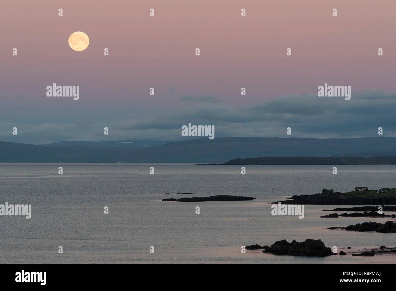 L'Islande, Région Westfjords, Vestfirdir, pleine lune et soleil de minuit Banque D'Images