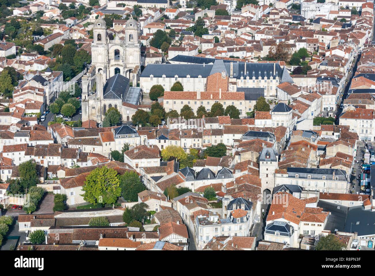 France, Charente Maritime, St Jean d'Angely, l'Abbaye Royale et la Tour de  l'horloge (vue aérienne Photo Stock - Alamy