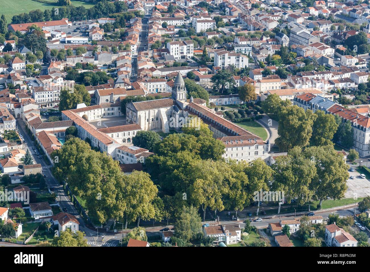 En France, en Charente Maritime, Saintes, l'Abbaye aux Dames (vue aérienne) Banque D'Images