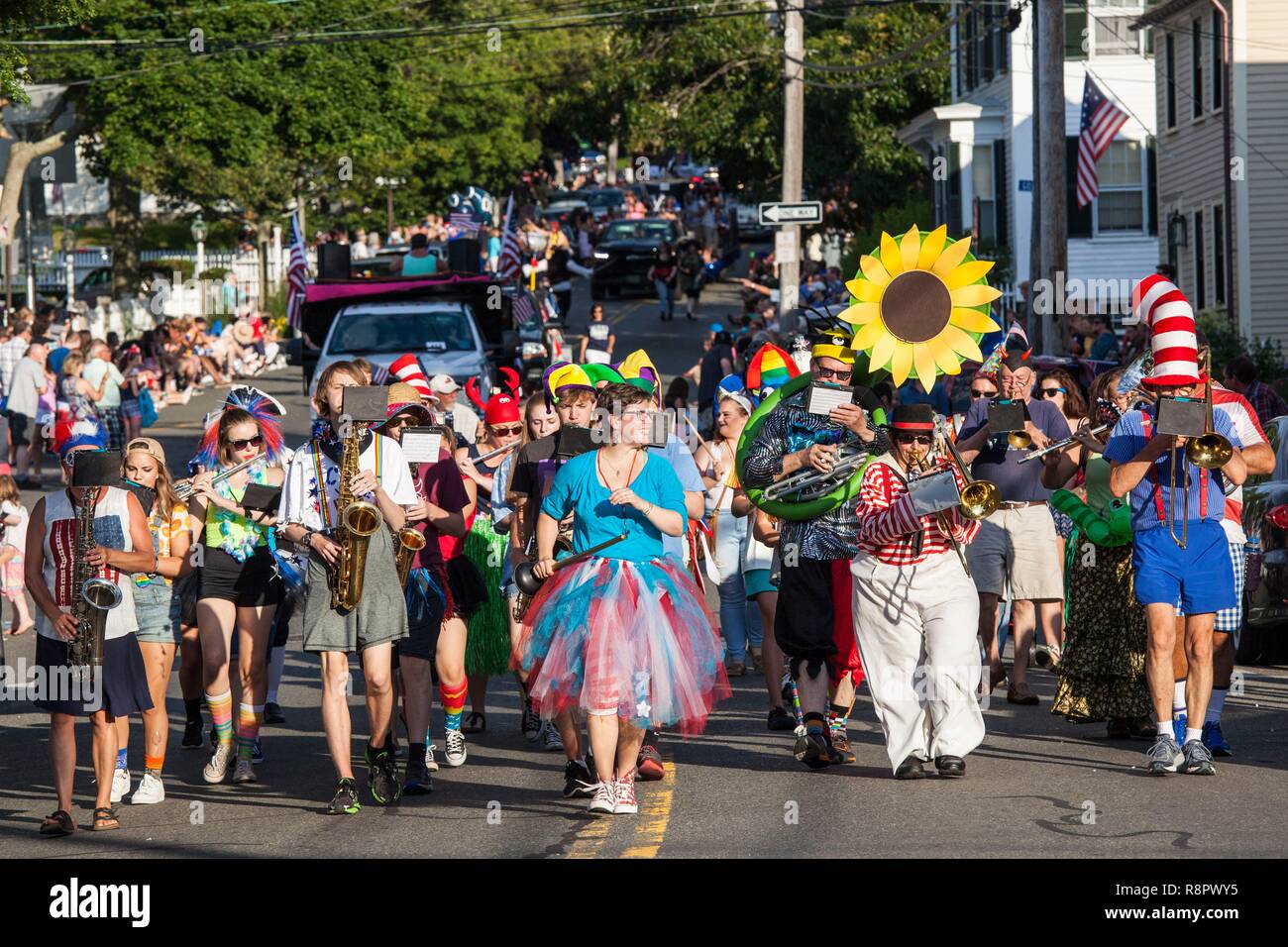 United States, New England, Massachusetts, Cape Ann, Rockport, Parade du 4 juillet, le Clown Marching Band Banque D'Images