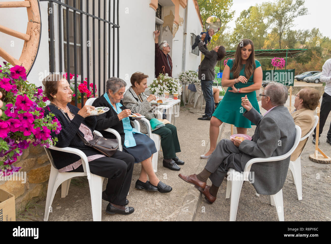 Les personnes âgées à l'extérieur de barre dans un village de Castille et Le-n, Espagne Banque D'Images