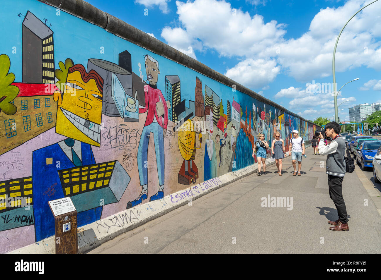 Prise de photos touristiques à la East Side Gallery du mur de Berlin, Berlin, Allemagne Banque D'Images