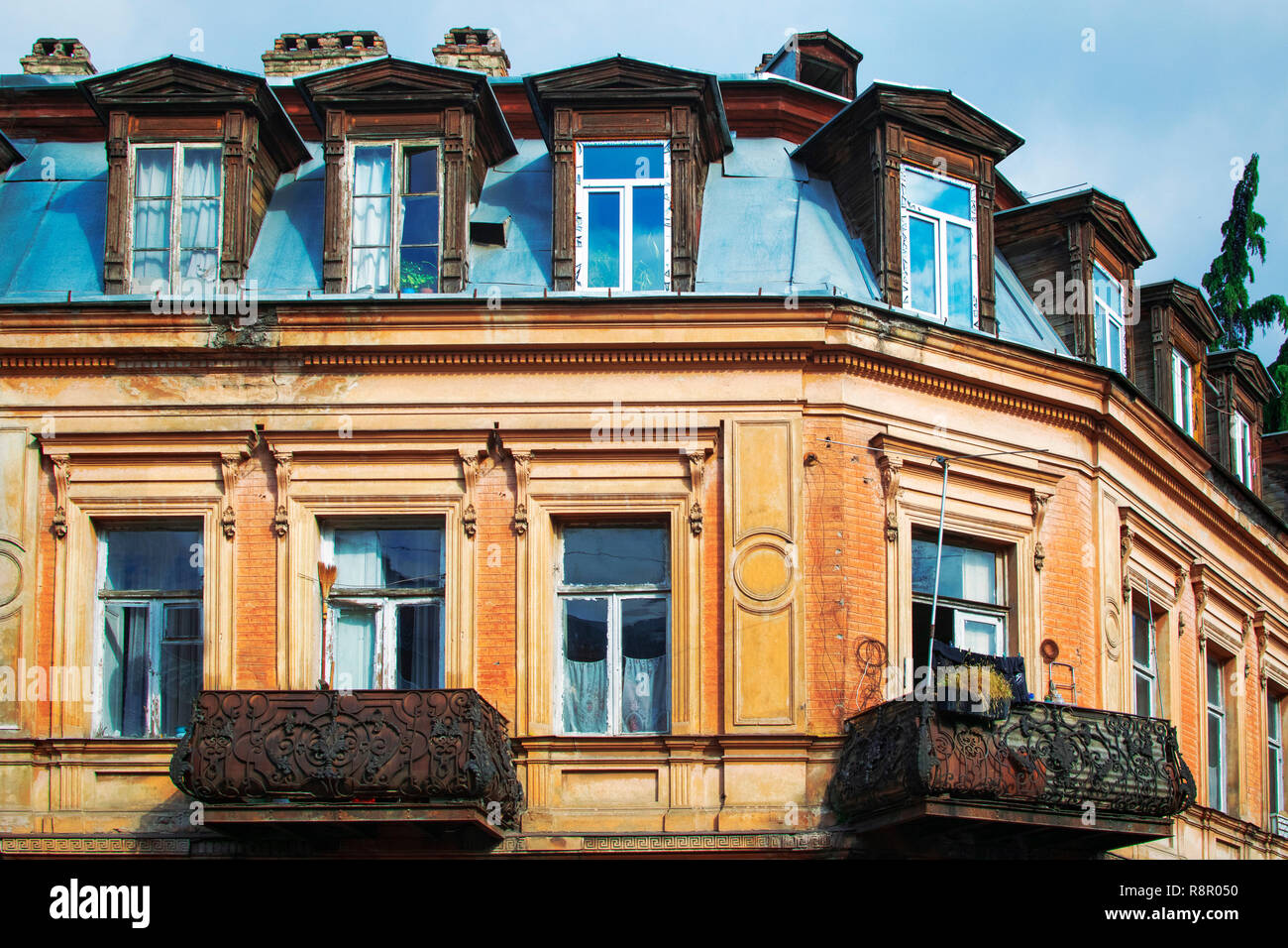 Bel immeuble ancien à l'angle de la rue dans la vieille ville de Tbilissi, Géorgie Banque D'Images