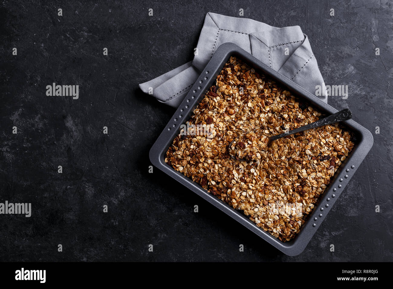 En bonne santé maison faite d'avoine granola noix et fruits sur fond noir en noir copy space Banque D'Images