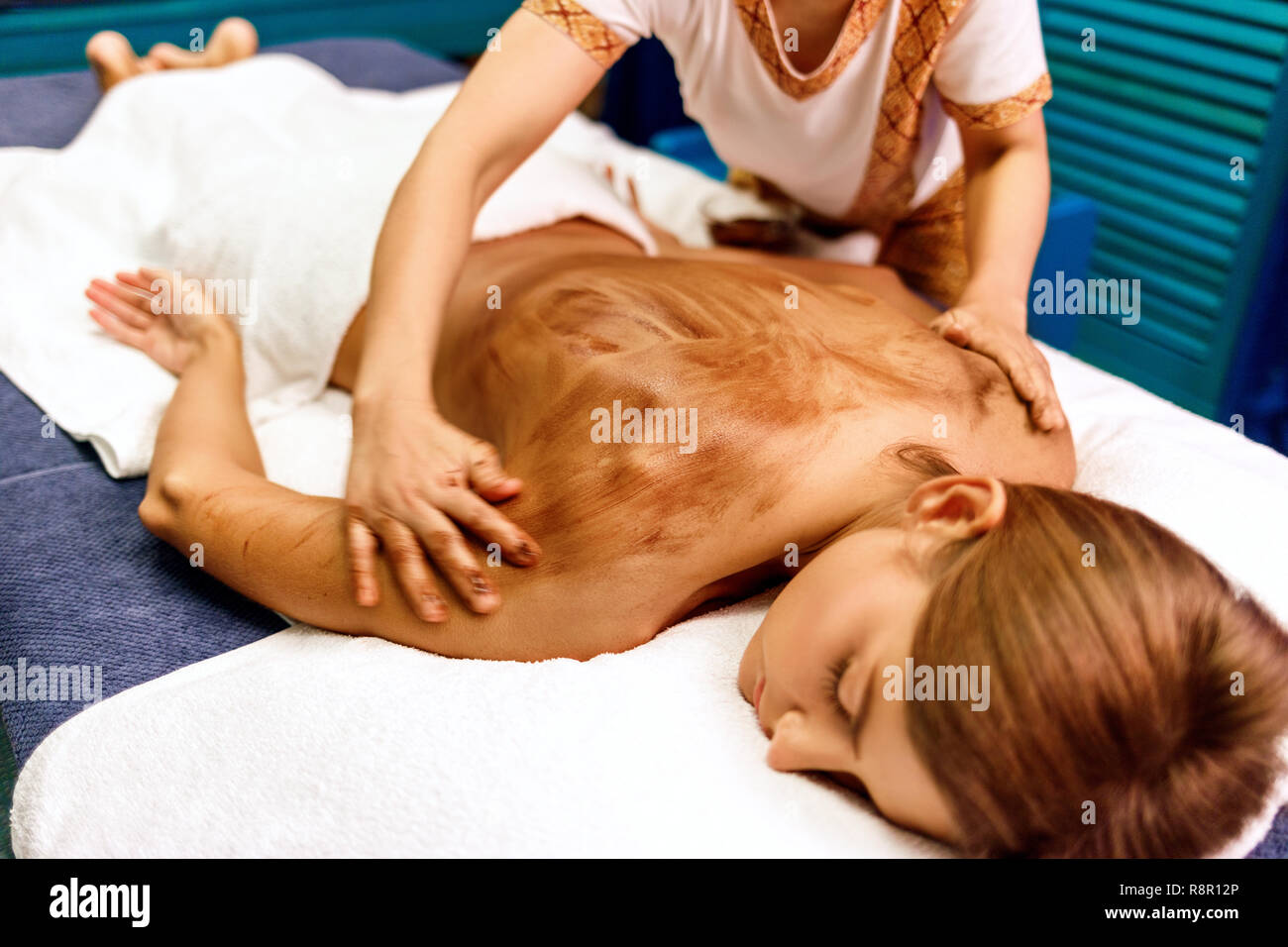 Massage du dos au chocolat masque hydratant. Banque D'Images