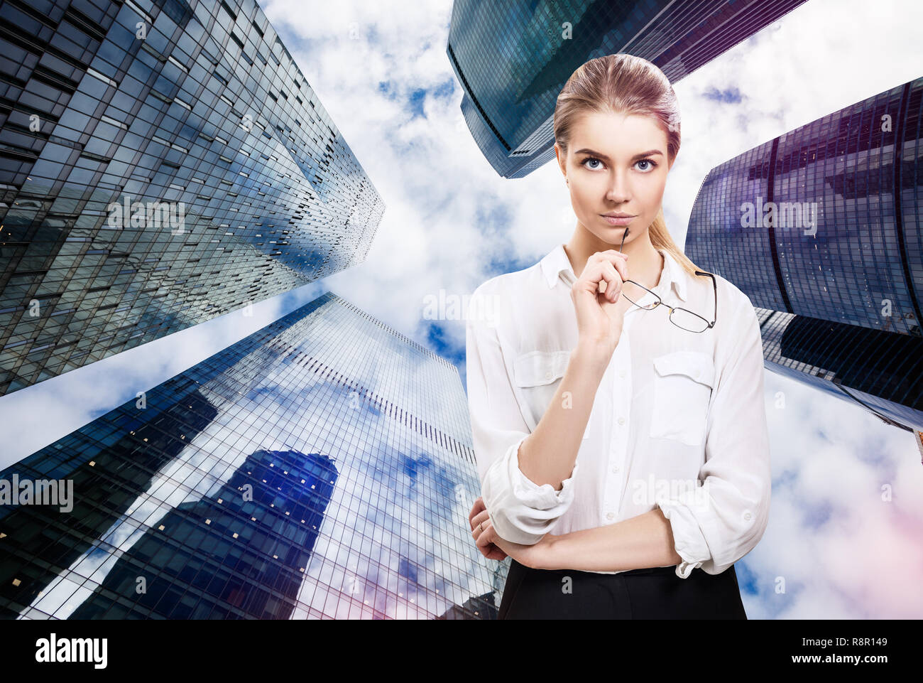 Femme d'affaires se tient sur cityscape background. Banque D'Images