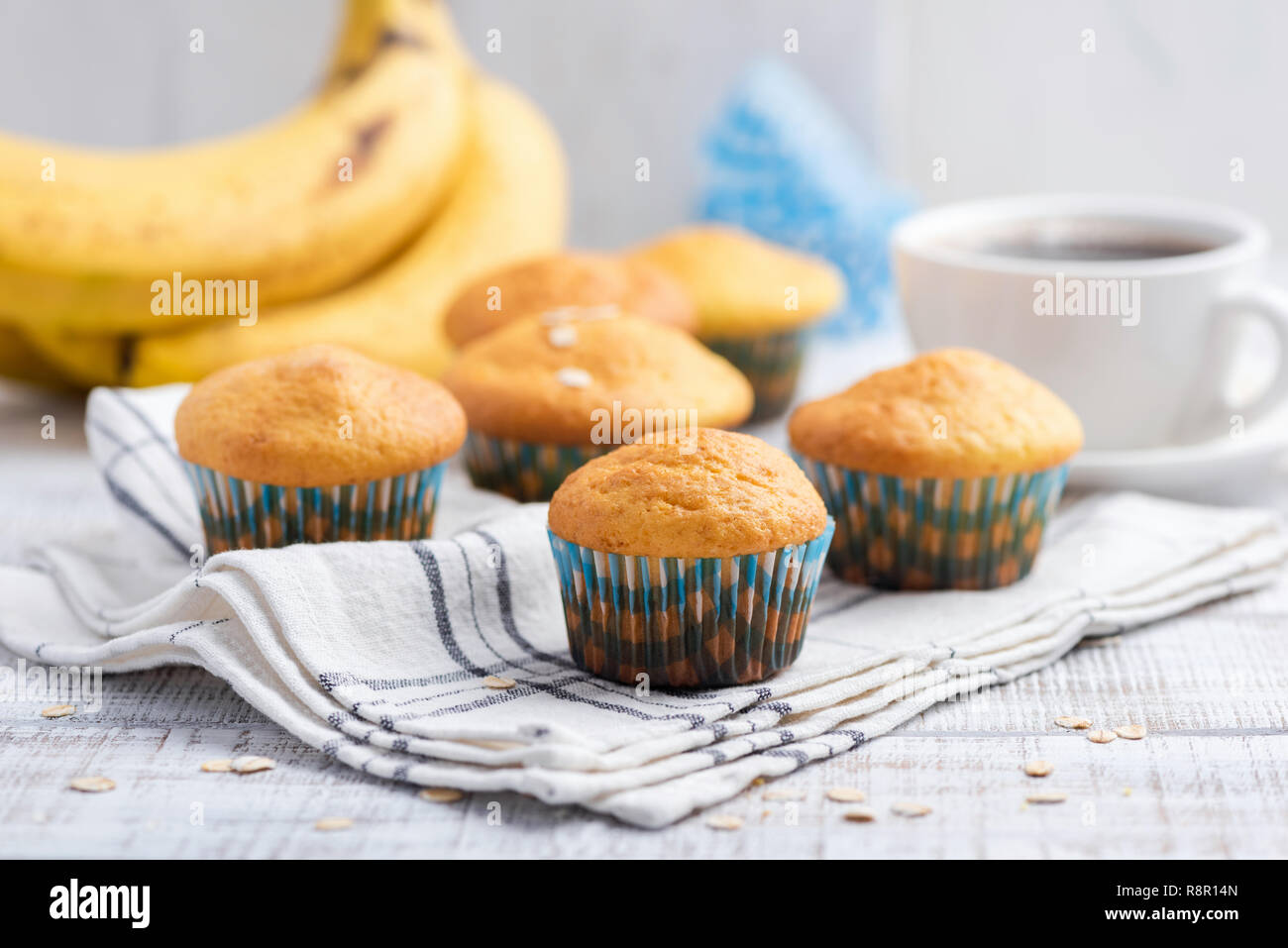 Muffins aux bananes en bonne santé avec des flocons d'avoine sur tableau blanc Banque D'Images