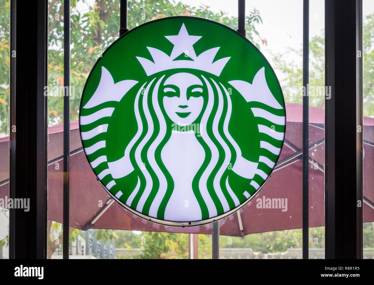 Symbole de Starbucks dans une fenêtre d'un café Starbucks à Hong Kong, Chine Banque D'Images