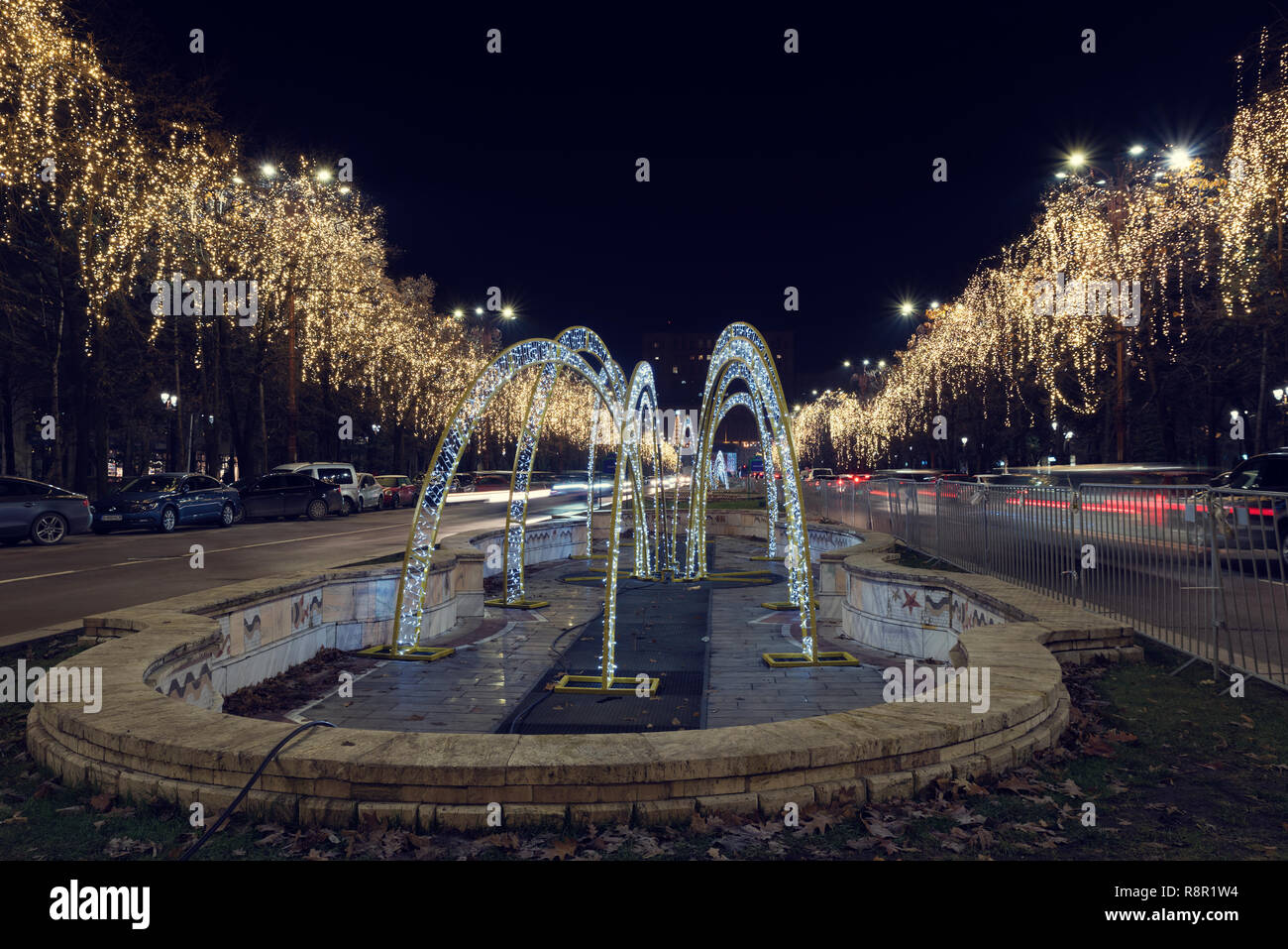 13 DEC 2018, Roumanie, Bucarest. Bulevardul Unirii, lumières de Noël, fontaine et de trafic devant le Parlement. Une longue exposition de droit. Banque D'Images