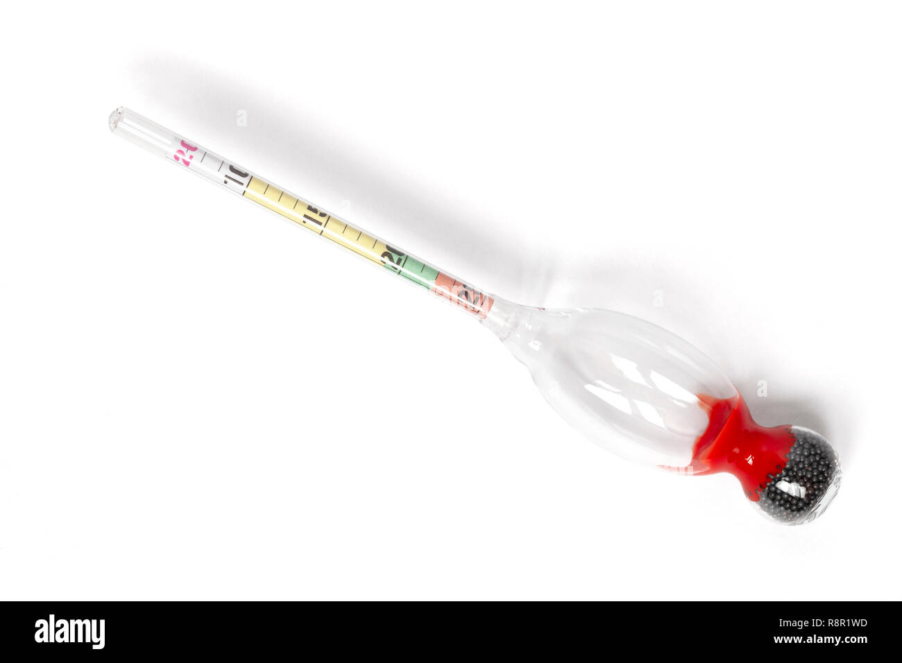 Burette aréomètre réfractomètre pour mesurer une concentration de sucre résiduel dans le vin isolé sur blanc. Avec un chemin de détourage. Banque D'Images