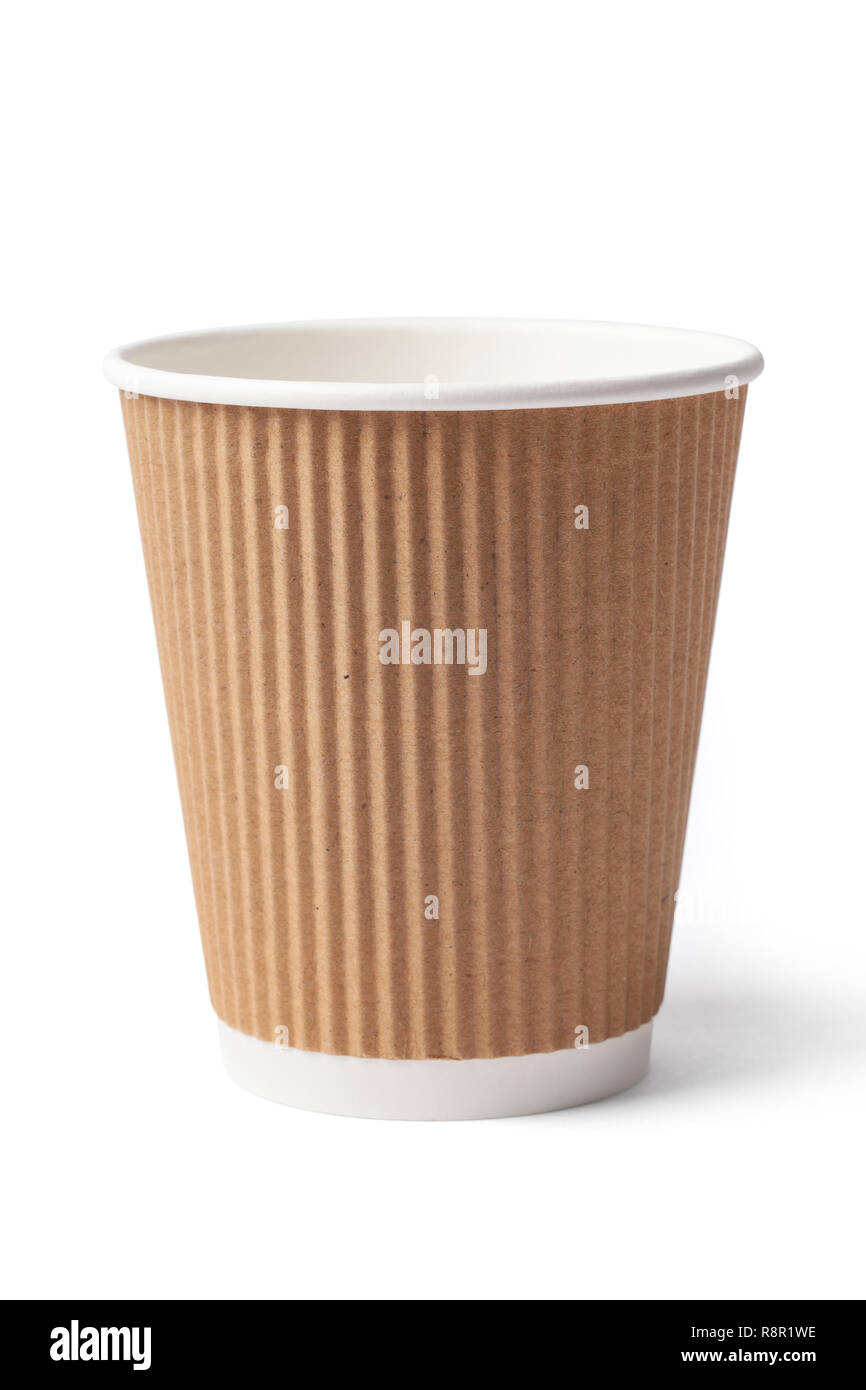 Tasse à café jetable en carton simple isolé sur fond blanc. Banque D'Images