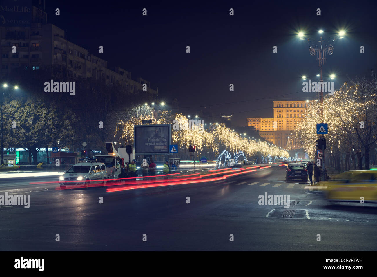 13 DEC 2018, Roumanie, Bucarest. Décoration de Noël et de la police à l'Unirii Boulevard devant le Parlement. Une longue exposition de droit. Selective focus Banque D'Images