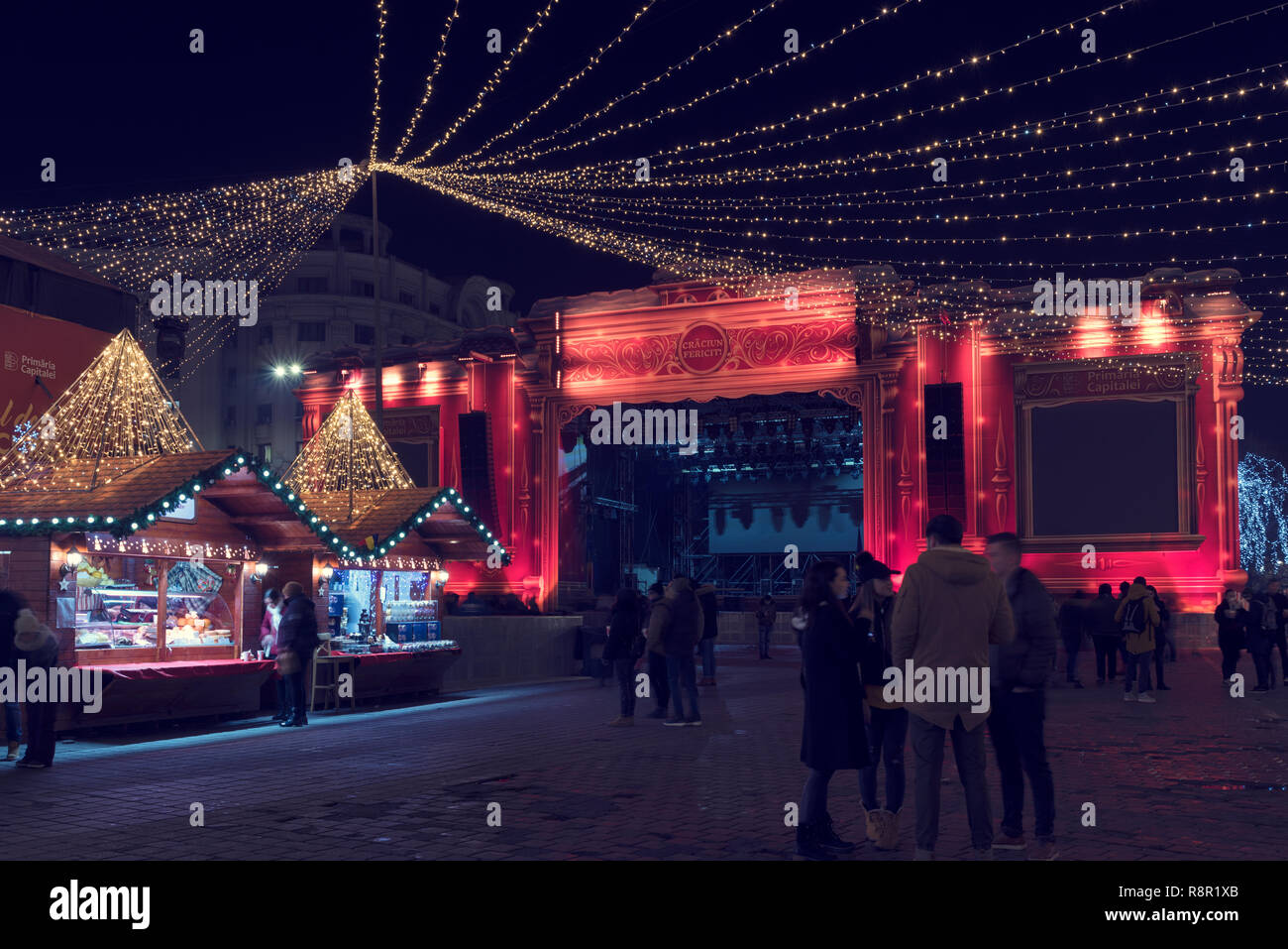 13 DEC 2018, Roumanie, Bucarest. Scène de Noël au Marché de Noël au Parlement roumain. Une longue exposition de droit Banque D'Images