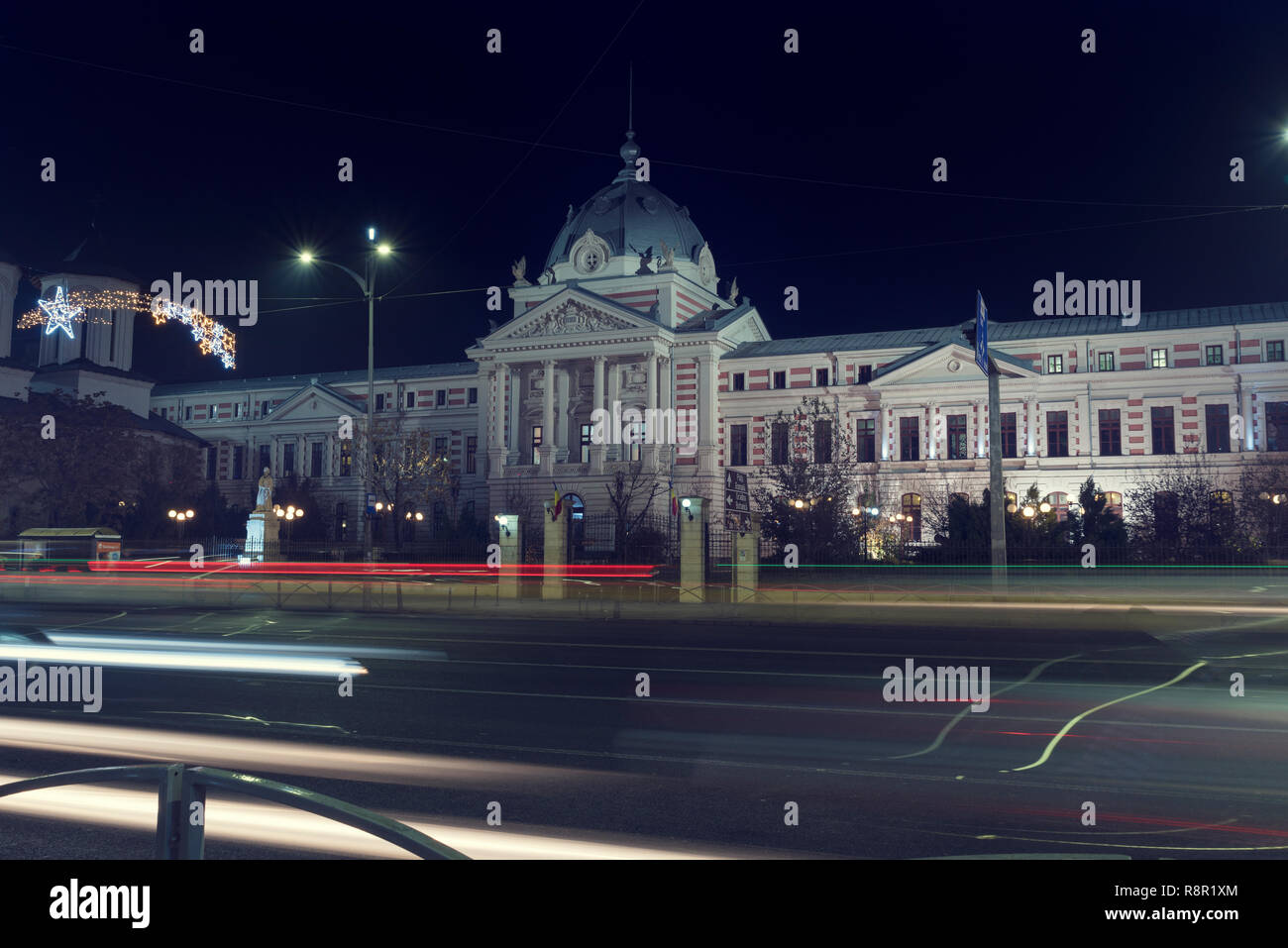 13 DEC 2018, Roumanie, Bucarest. L'Hôpital Coltea dans le centre de Bucarest en Roumanie. Le temps de Noël. Une longue exposition de droit. Selective focus Banque D'Images