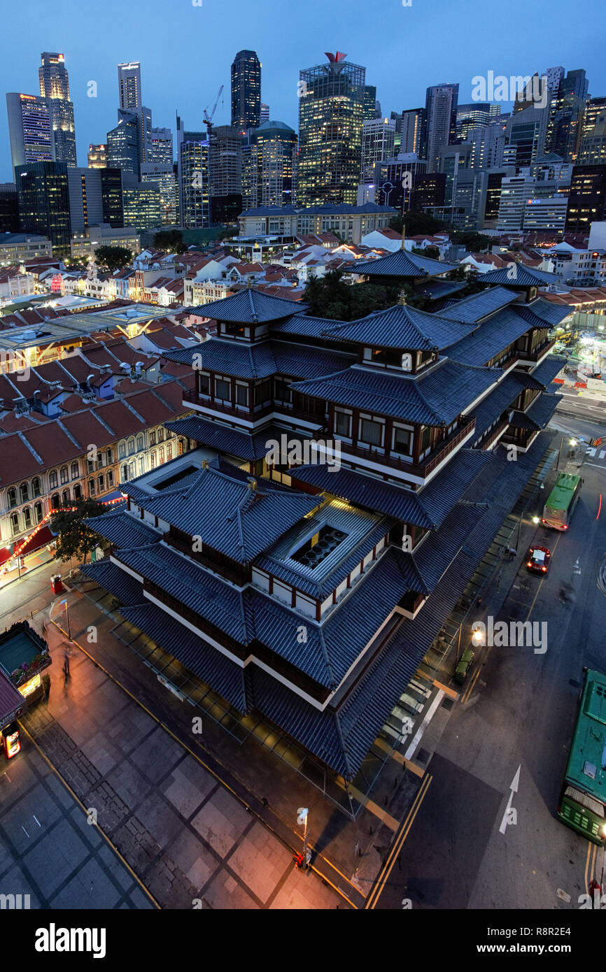 Singapour, Singapour - le 18 octobre 2018 : Buddha Tooth Relic Temple en Chine Ville au coucher du soleil Banque D'Images