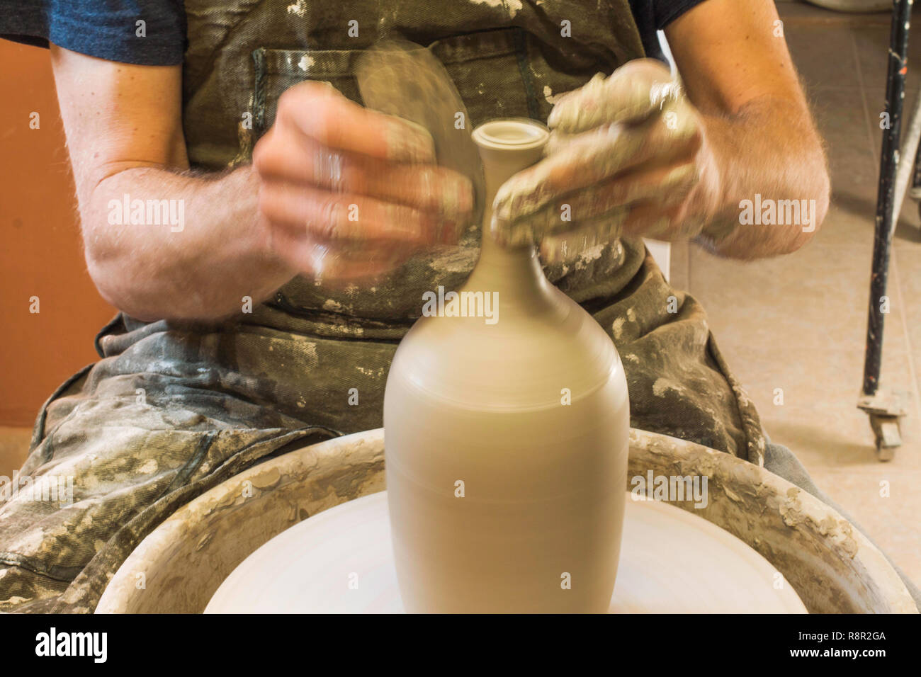 Potter à l'atelier de l'artiste créant un pichet de faïence, mains libre. Twisted de potier. Les petits artisans aristic concept d'entreprise. Banque D'Images