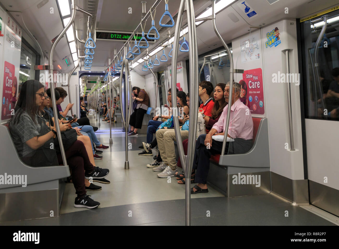 Singapour, Singapour - le 18 octobre 2018 : Les Passagers entassés dans un Mass Rapid Transit (MRT) rame de métro dans la ville de Singapour Banque D'Images