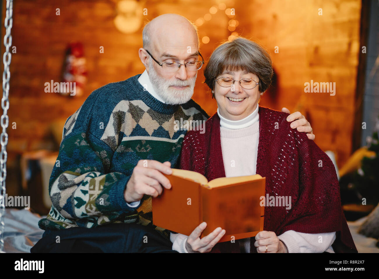 Un vieux couple élégant célèbrent Noël Banque D'Images