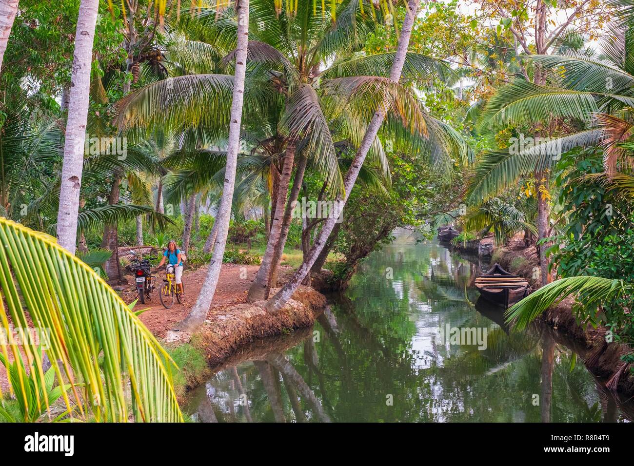 L'Inde, Etat du Kerala, district de Kollam, Munroe island ou Munroturuttu, Inland Island au confluent de la Rivière du lac Ashtamudi et Kallada, bike ride Banque D'Images