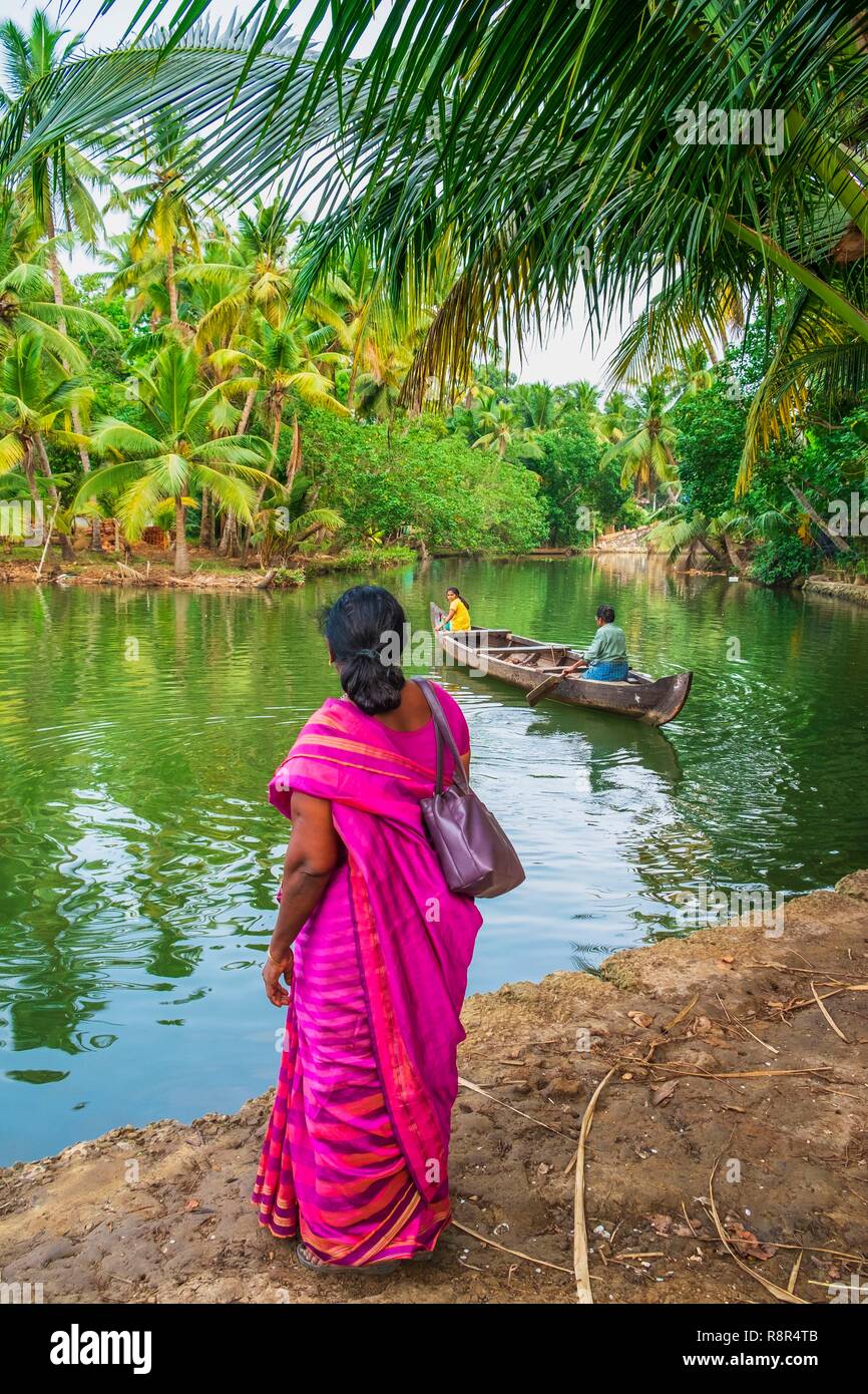L'Inde, Etat du Kerala, district de Kollam, Munroe island ou Munroturuttu l'intérieur des terres, au confluent de l'île du lac Ashtamudi et Kallada, rivière traversant la rivière avec un bateau local Banque D'Images