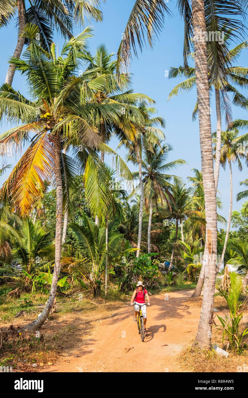 L'Inde, Etat du Kerala, district de Kollam, Munroe island ou Munroturuttu, Inland Island au confluent de la Rivière du lac Ashtamudi et Kallada, bike ride Banque D'Images