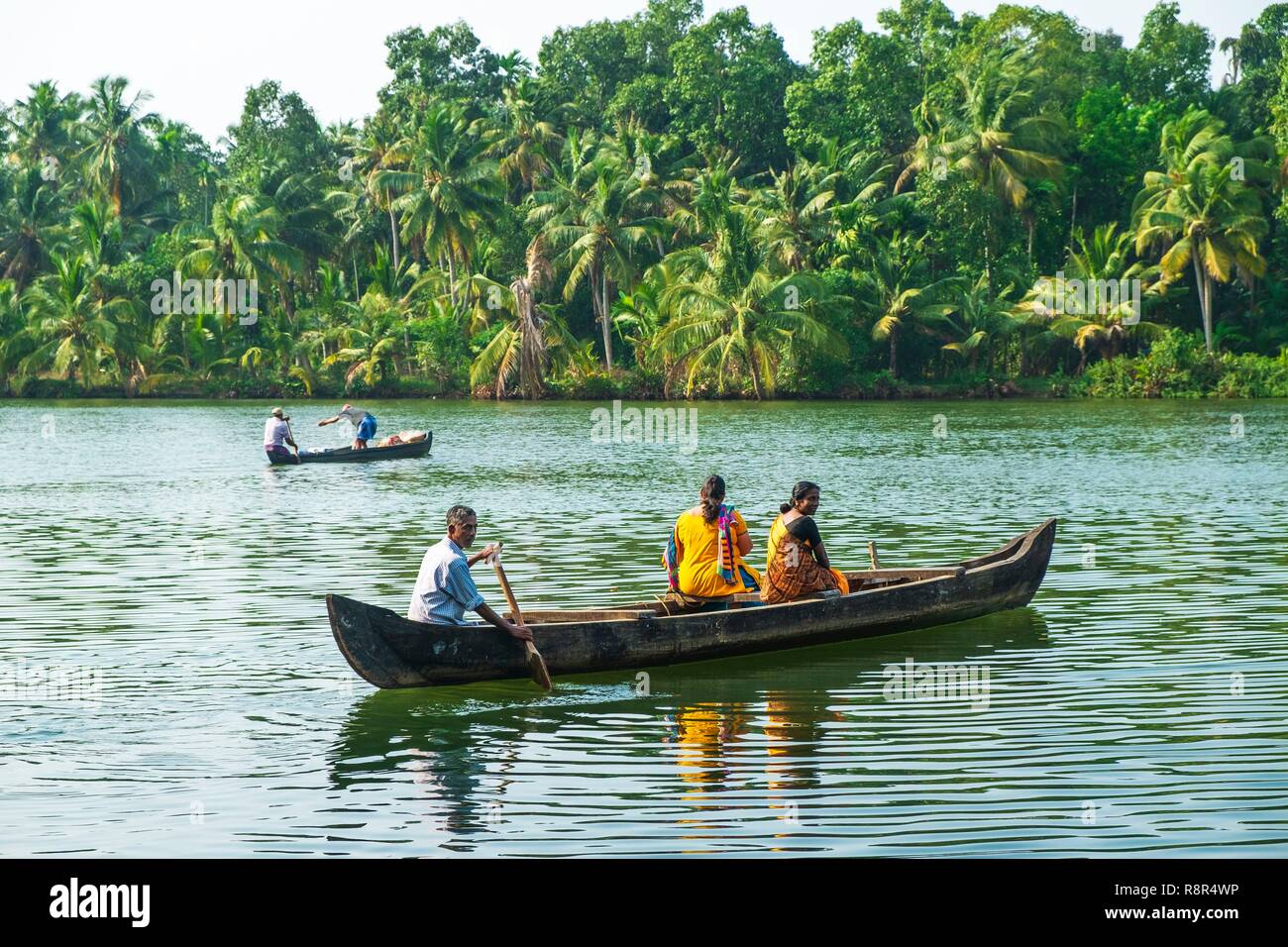 L'Inde, Etat du Kerala, district de Kollam, Munroe island ou Munroturuttu l'intérieur des terres, au confluent de l'île du lac Ashtamudi et Kallada, rivière traversant la rivière avec un bateau local Banque D'Images