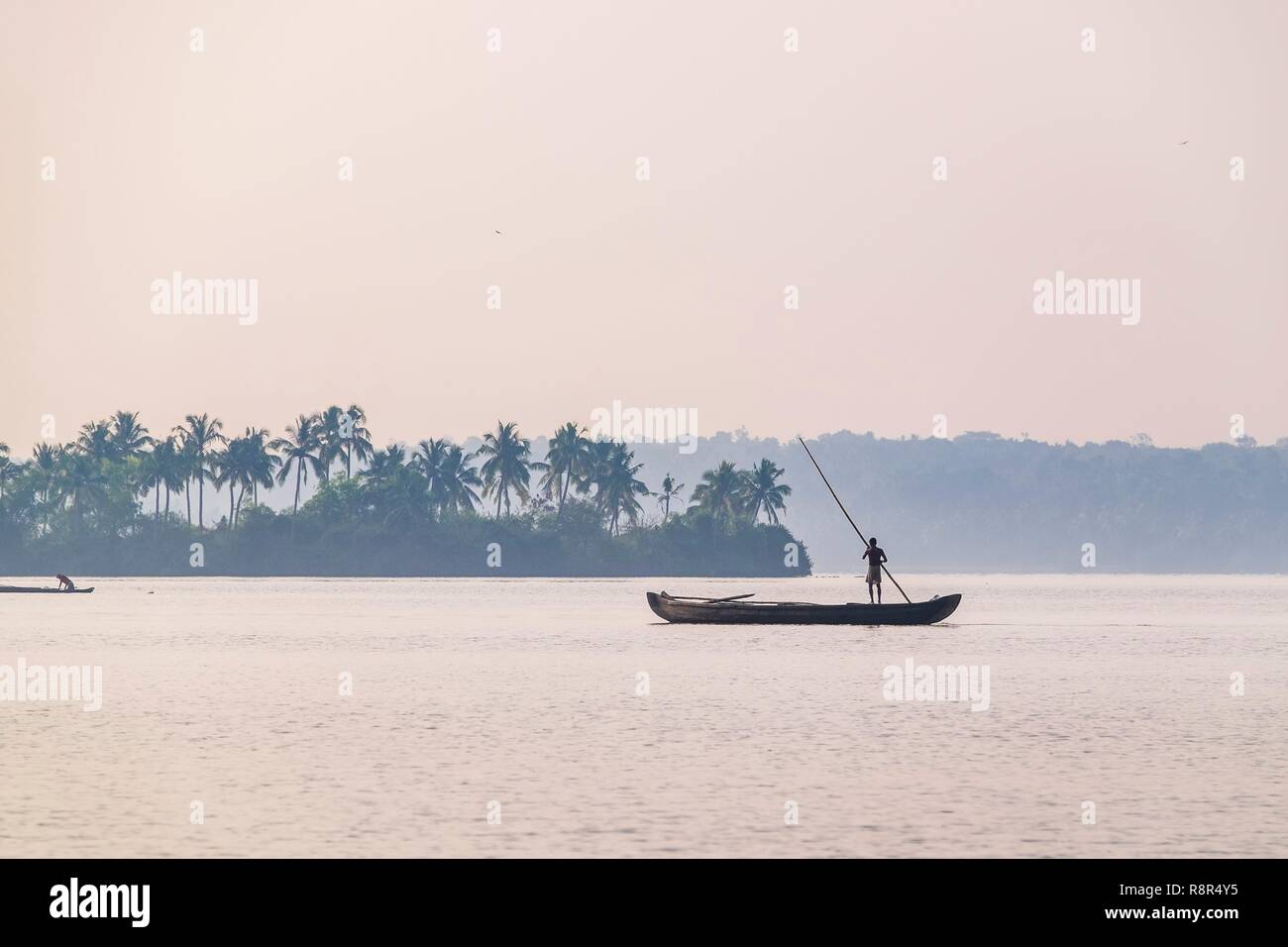 L'Inde, Etat du Kerala, district de Kollam, Munroe island ou Munroturuttu, Inland Island au confluent de la Rivière du lac Ashtamudi et Kallada, les pêcheurs sur les backwaters (lagunes et canaux réseaux) Banque D'Images