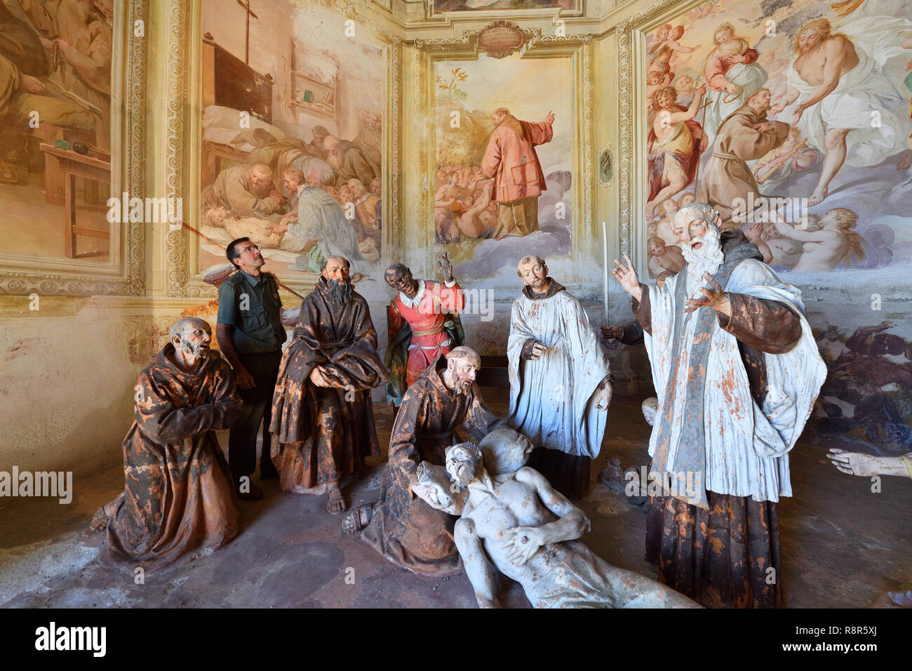 L'Italie, le Piémont, le lac d'Orta, Orta San Giulio, le Sacro Monte dédiée à St François d'assise par 20 chapelles décorées de fresques et de statues en terre cuite avec une surprenante taille de la vie, entre les Sacri Monti du Piémont et de Lombardie listes comme Patrimoine Mondial par l'UNESCO, Chapelle 17, la mort de Saint François, des statues par Dionigi Bussola et fresques de Carlo Francesco Nuvolone et Giuseppe et fini par Giovanni Battista Grandi Banque D'Images