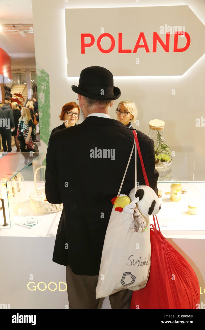 L'homme, COP24, participant parle au personnel féminin du pavillon polonais le 14 décembre 2018 à Katowice. Photo CTK/Grzegorz Klatka Banque D'Images