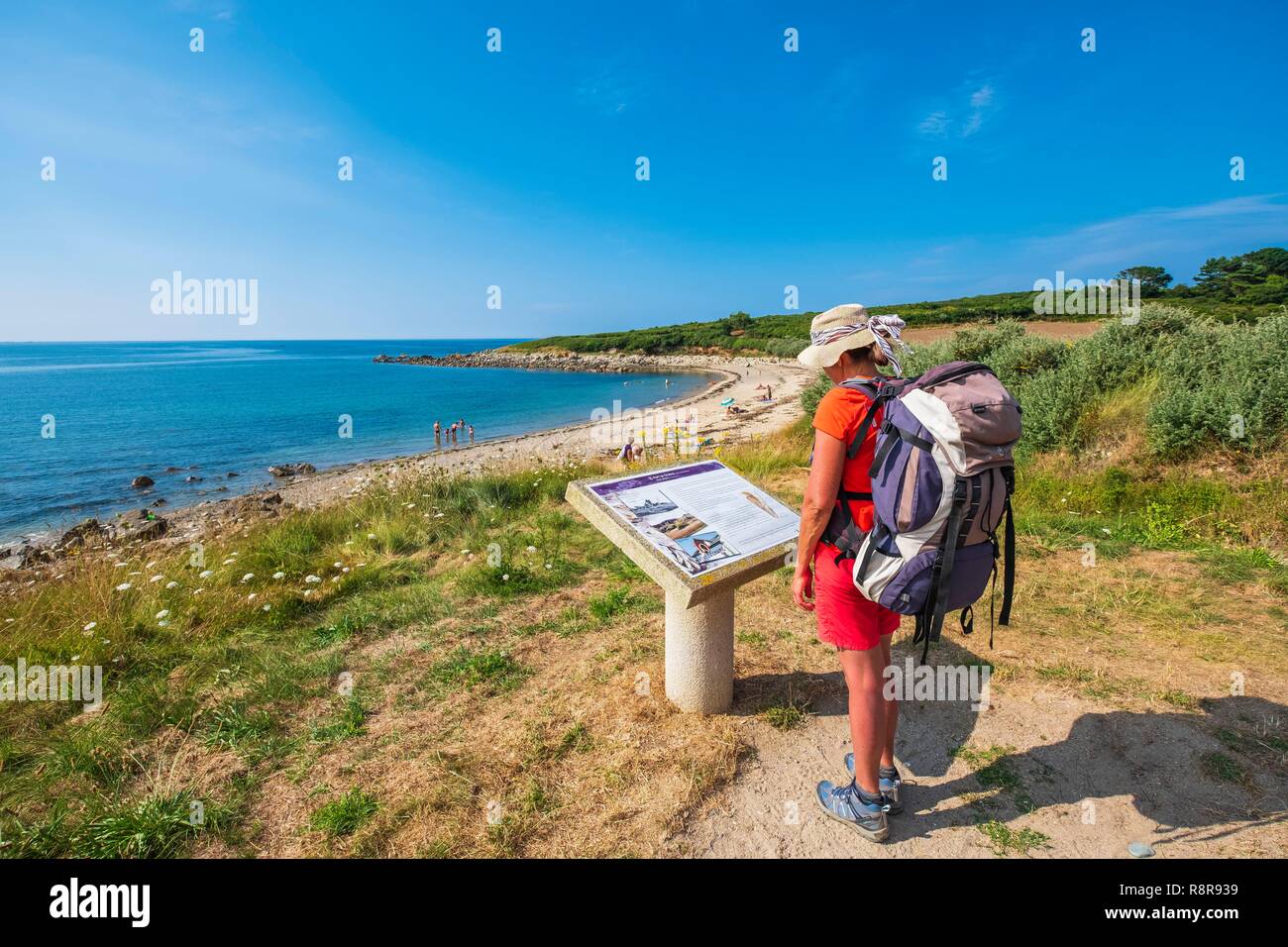 France, Cotes d'Armor, Pleubian, Port-la-Chaîne plage sur le chemin de  randonnée GR 34 Photo Stock - Alamy