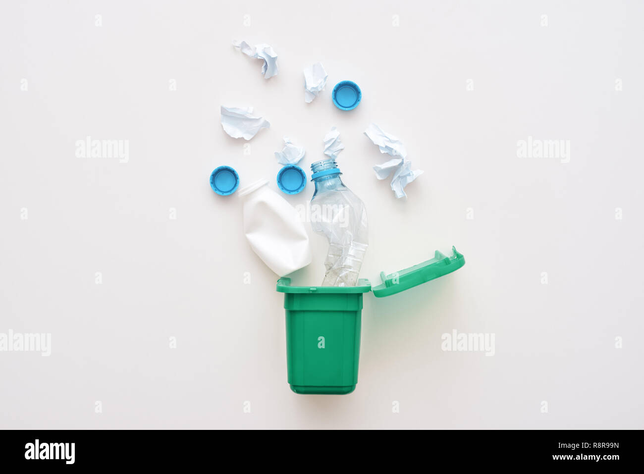 Les déchets plastiques à partir de lait et de l'eau tombent dans la trémie recyclé, isolé Banque D'Images