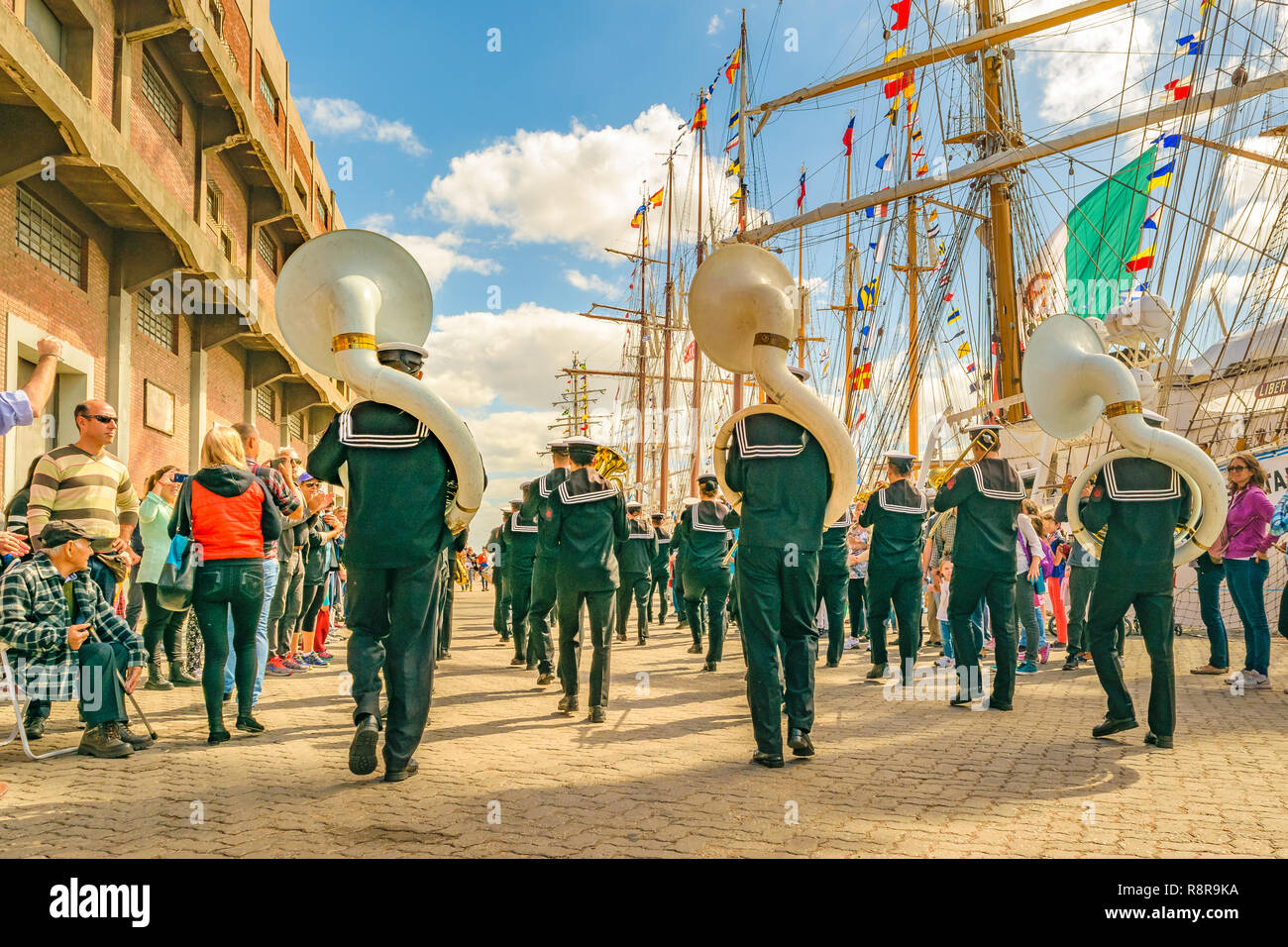 MONTEVIDEO, URUGUAY, Avril - 2018 - Défilé de la bande militaire navale à jour de fête dans la ville du port de Montevideo, Uruguay Banque D'Images